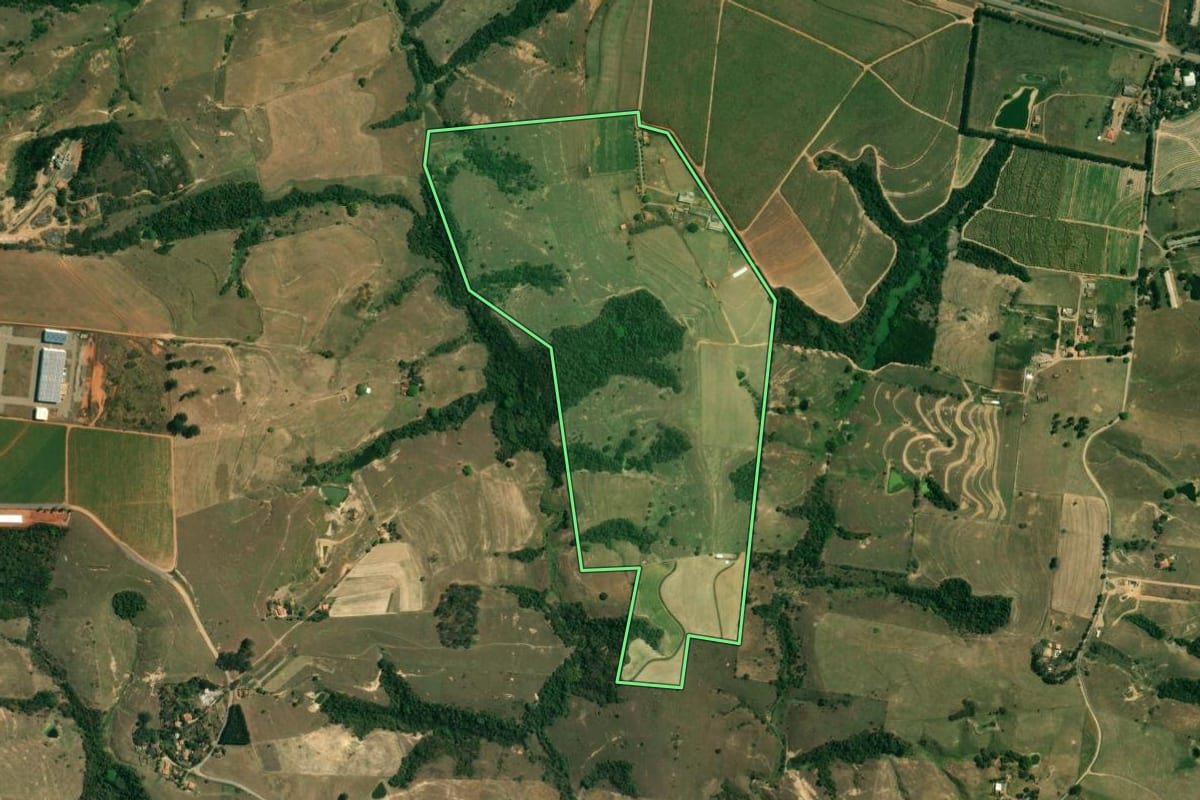 Imagem de satélite do imóvel rural em Tietê (SP), com o contorno declarado no CAR desenhado por cima.