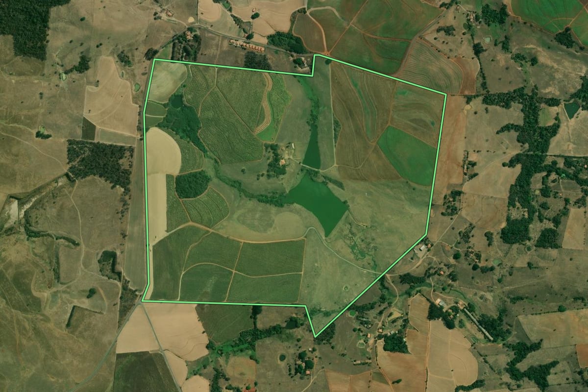 Imagem de satélite do imóvel rural em Tietê (SP), com o contorno declarado no CAR desenhado por cima.