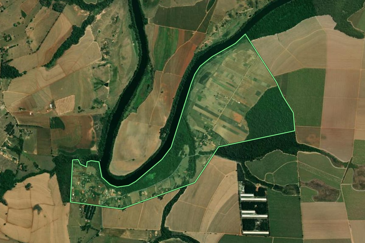 Imagem de satélite do imóvel rural em Tietê (SP), com o contorno declarado no CAR desenhado por cima.