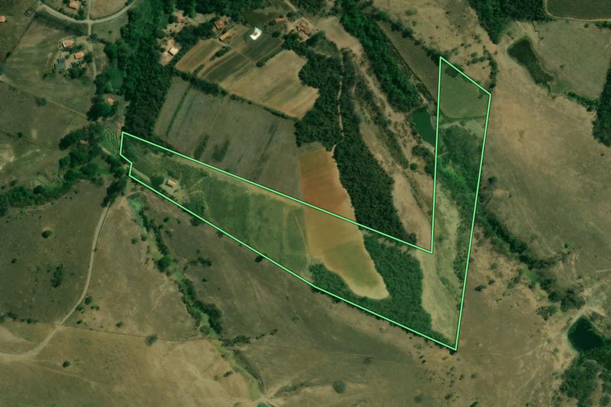 Imagem de satélite do imóvel rural em Tietê (SP), com o contorno declarado no CAR desenhado por cima.