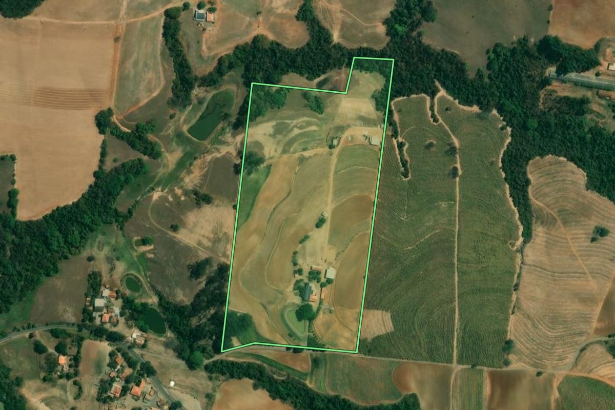 Imagem de satélite do imóvel rural em Tietê (SP), com o contorno declarado no CAR desenhado por cima.