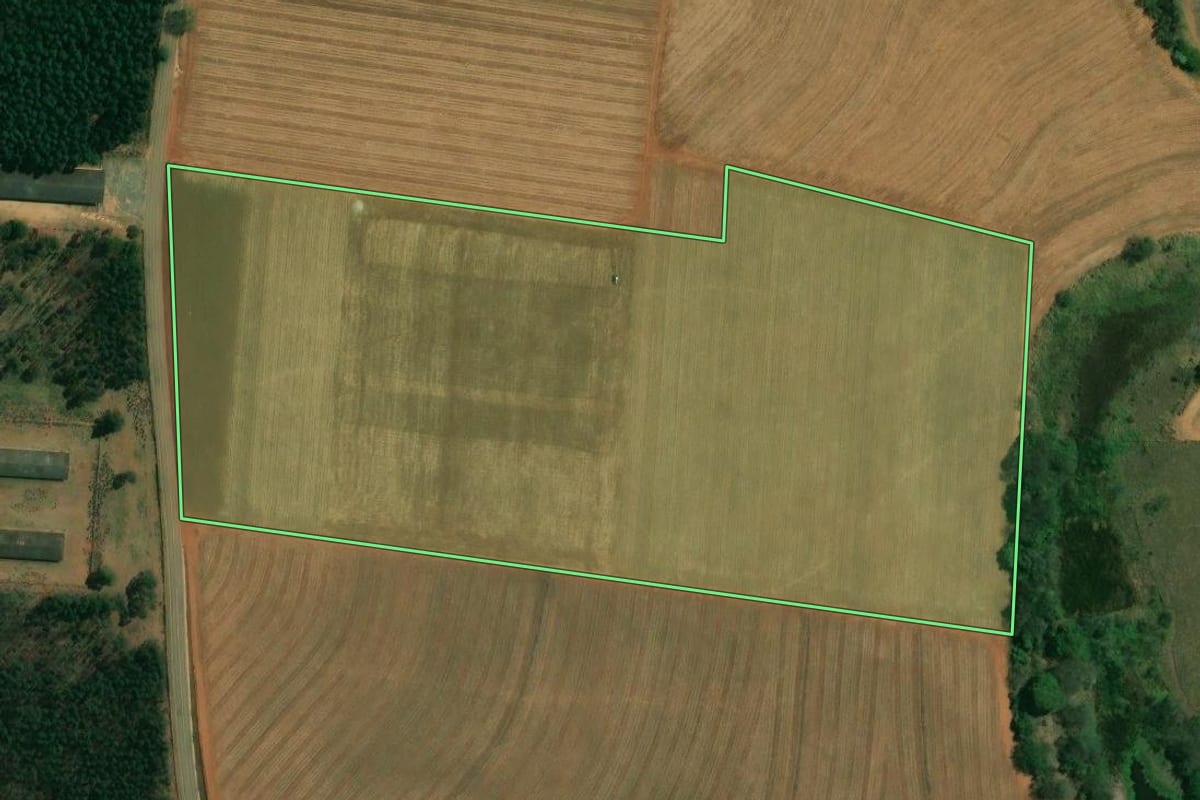 Imagem de satélite do imóvel rural em Tietê (SP), com o contorno declarado no CAR desenhado por cima.