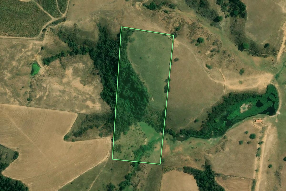 Imagem de satélite do imóvel rural em Tietê (SP), com o contorno declarado no CAR desenhado por cima.