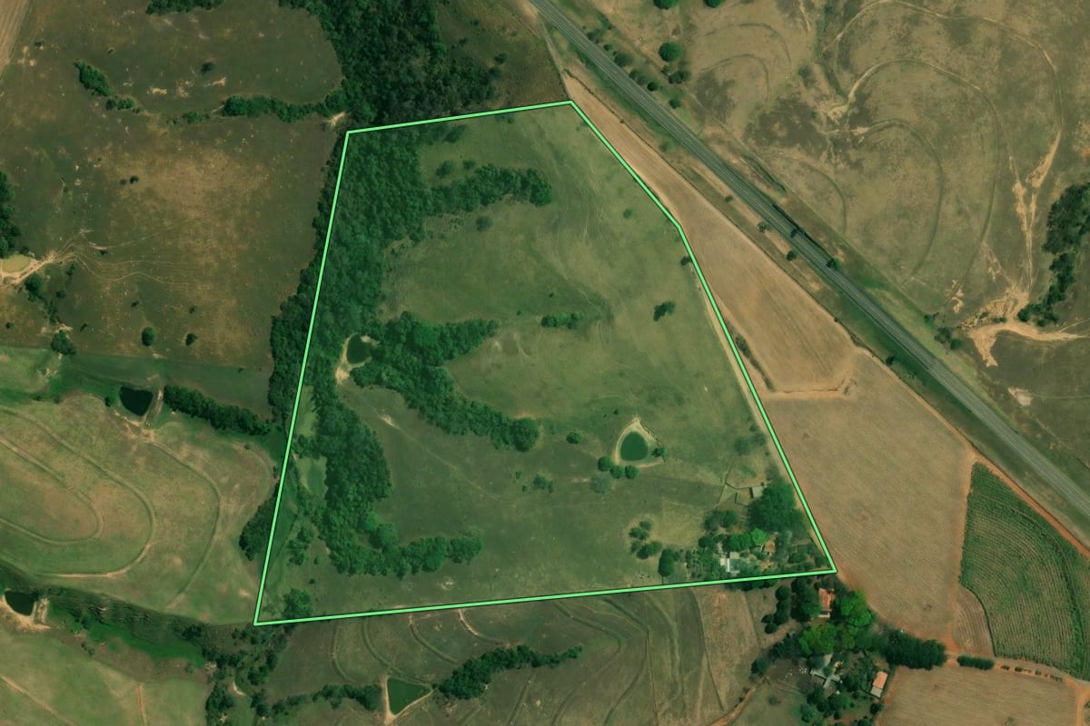 Imagem de satélite do imóvel rural em Tietê (SP), com o contorno declarado no CAR desenhado por cima.