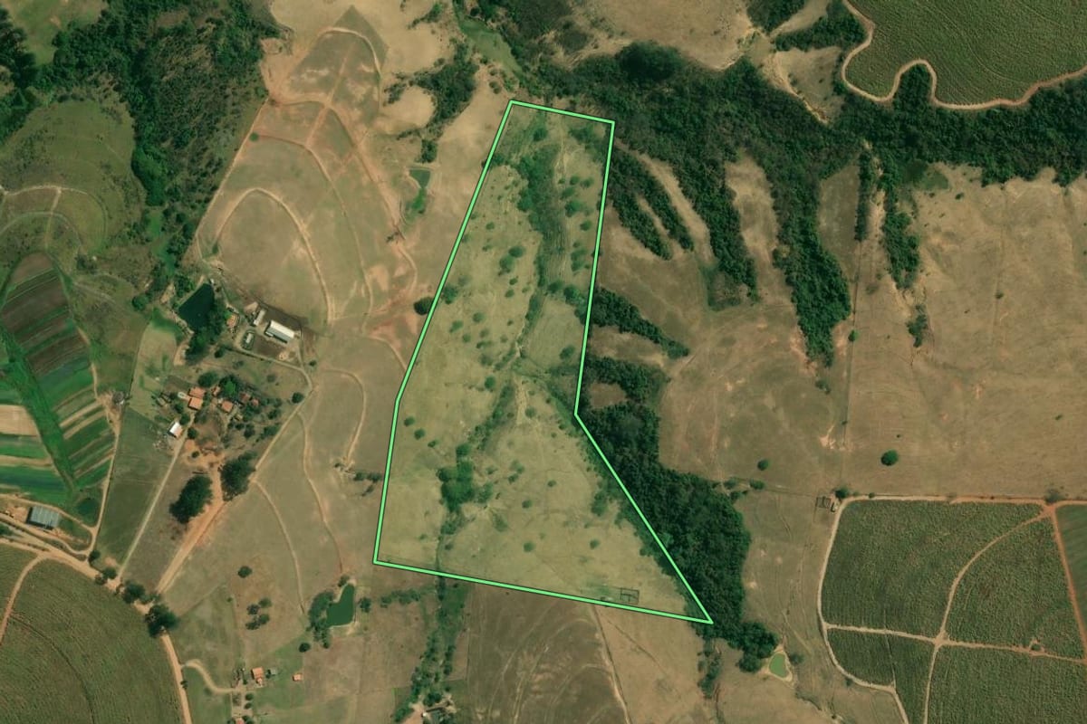 Imagem de satélite do imóvel rural em Tietê (SP), com o contorno declarado no CAR desenhado por cima.