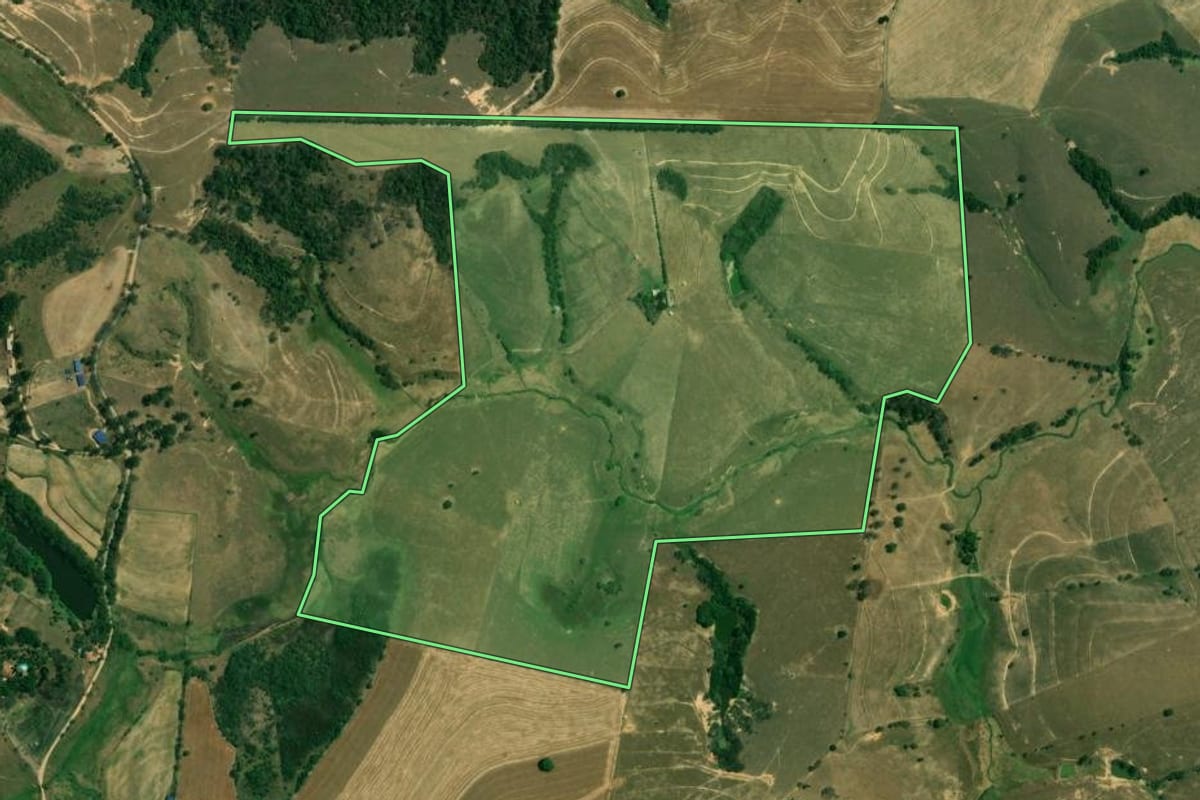 Imagem de satélite do imóvel rural em Tietê (SP), com o contorno declarado no CAR desenhado por cima.