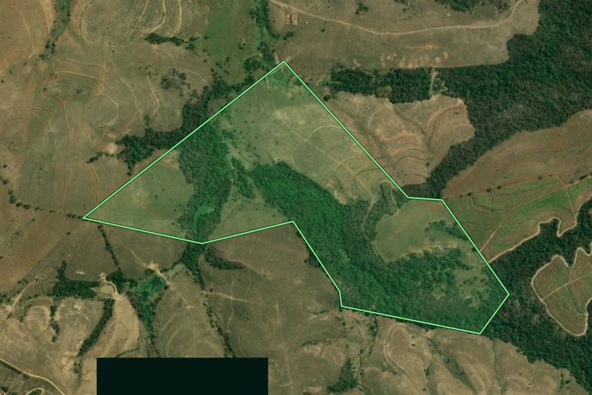 Imagem de satélite do imóvel rural em Tietê (SP), com o contorno declarado no CAR desenhado por cima.