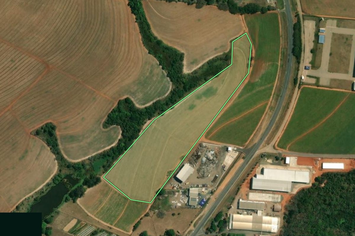 Imagem de satélite do imóvel rural em Tietê (SP), com o contorno declarado no CAR desenhado por cima.