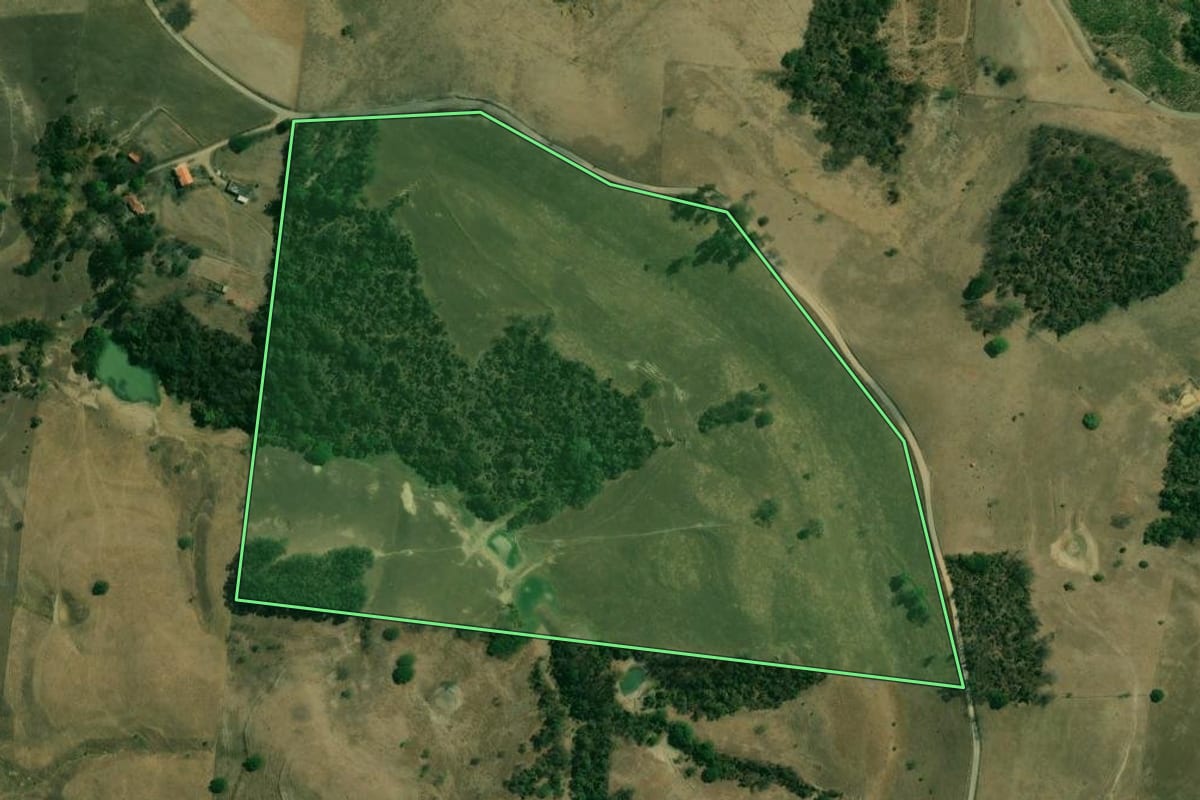 Imagem de satélite do imóvel rural em Tietê (SP), com o contorno declarado no CAR desenhado por cima.