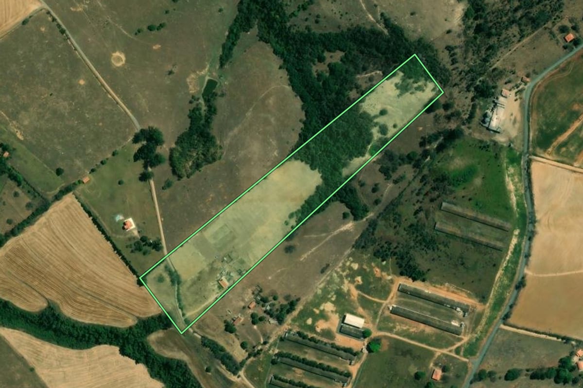 Imagem de satélite do imóvel rural em Tietê (SP), com o contorno declarado no CAR desenhado por cima.