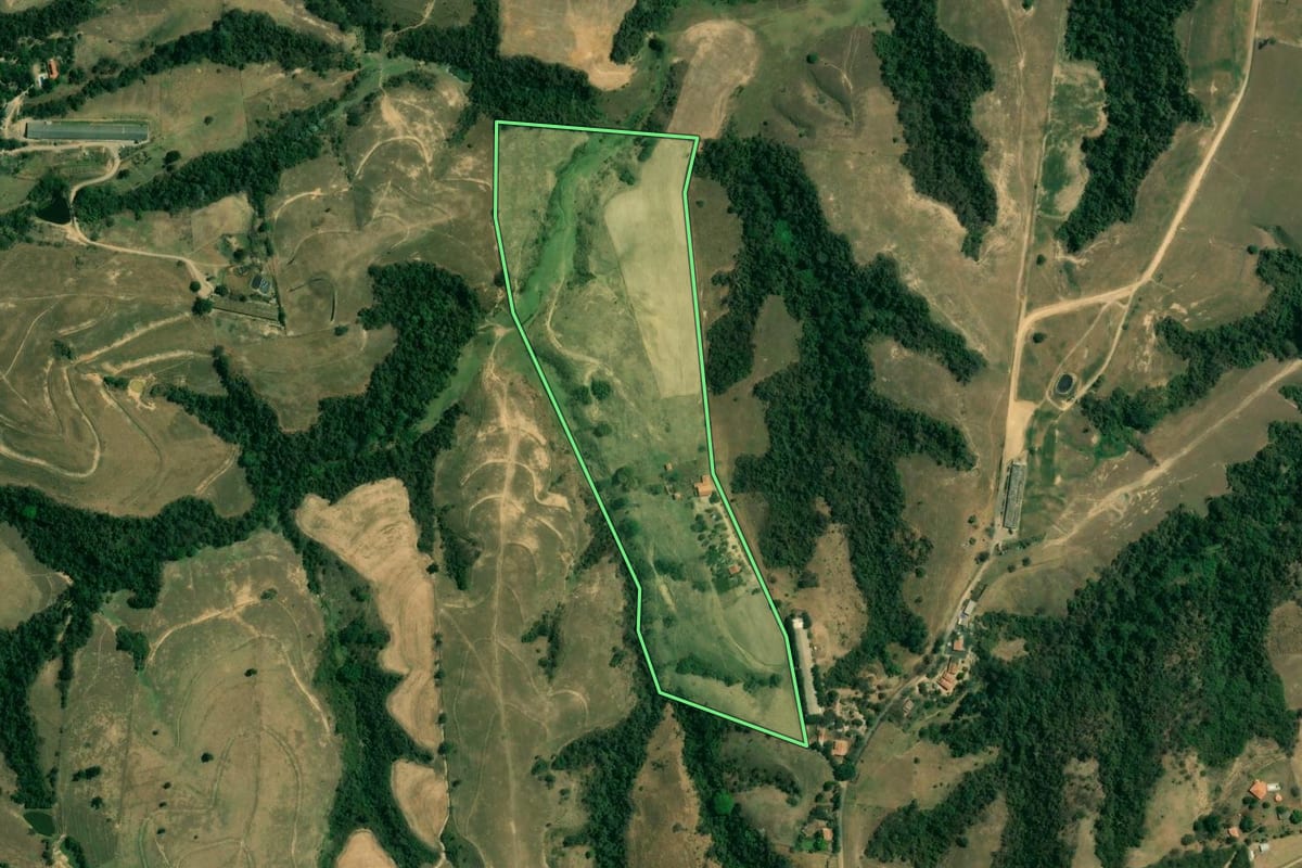 Imagem de satélite do imóvel rural em Tietê (SP), com o contorno declarado no CAR desenhado por cima.