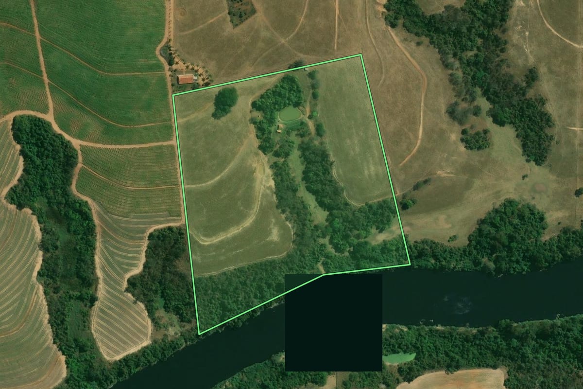 Imagem de satélite do imóvel rural em Tietê (SP), com o contorno declarado no CAR desenhado por cima.