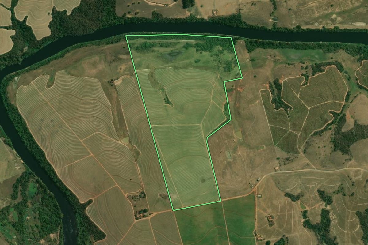 Imagem de satélite do imóvel rural em Tietê (SP), com o contorno declarado no CAR desenhado por cima.