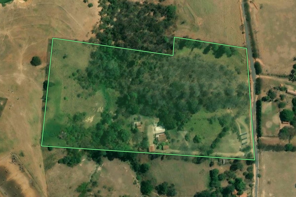 Imagem de satélite do imóvel rural em Tietê (SP), com o contorno declarado no CAR desenhado por cima.