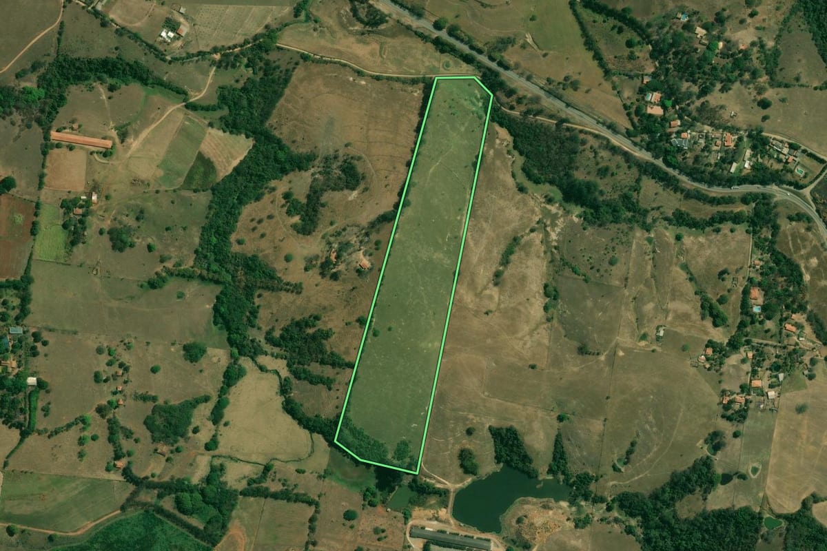 Imagem de satélite do imóvel rural em Tietê (SP), com o contorno declarado no CAR desenhado por cima.