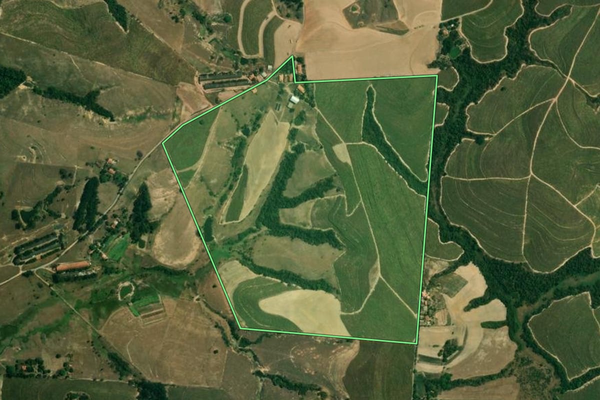 Imagem de satélite do imóvel rural em Tietê (SP), com o contorno declarado no CAR desenhado por cima.