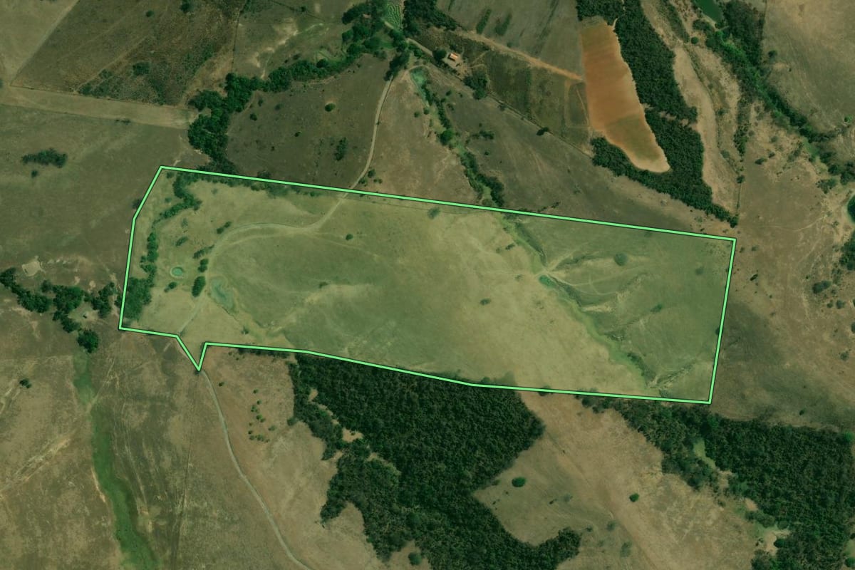 Imagem de satélite do imóvel rural em Tietê (SP), com o contorno declarado no CAR desenhado por cima.
