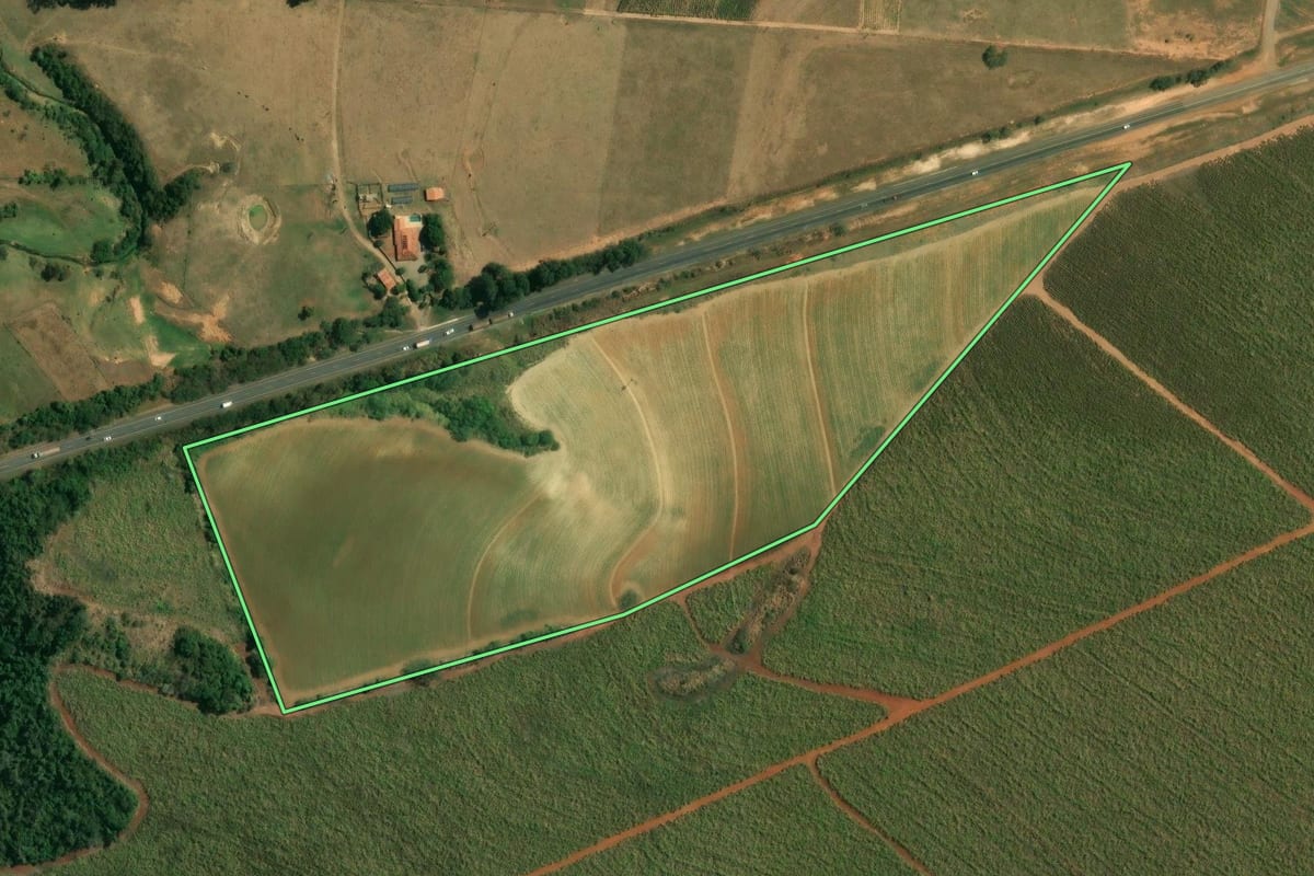 Imagem de satélite do imóvel rural em Tietê (SP), com o contorno declarado no CAR desenhado por cima.