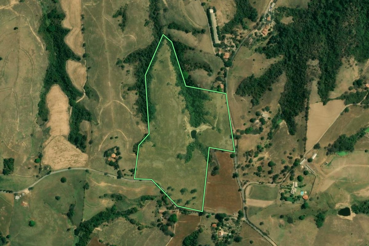 Imagem de satélite do imóvel rural em Tietê (SP), com o contorno declarado no CAR desenhado por cima.