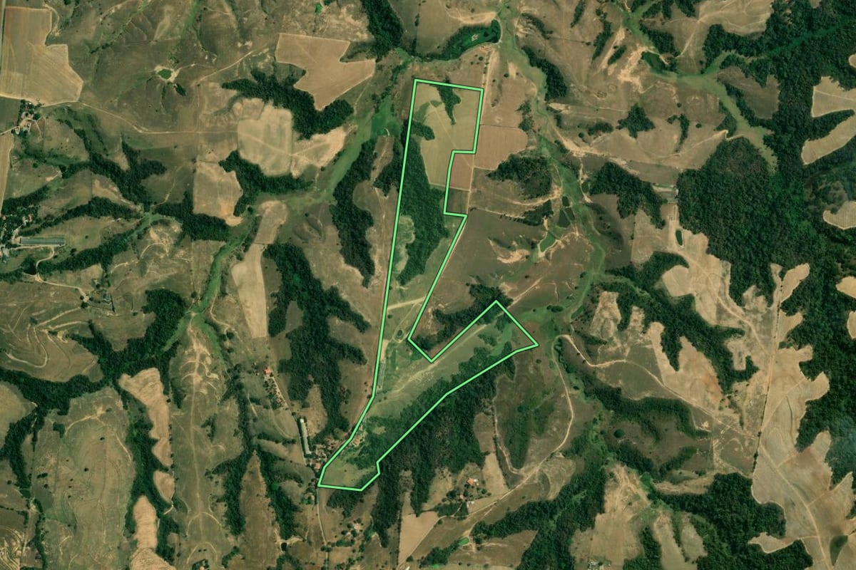 Imagem de satélite do imóvel rural em Tietê (SP), com o contorno declarado no CAR desenhado por cima.