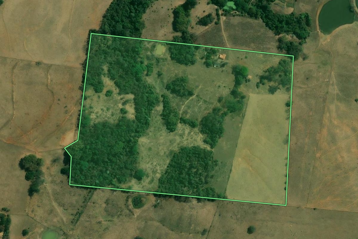 Imagem de satélite do imóvel rural em Tietê (SP), com o contorno declarado no CAR desenhado por cima.