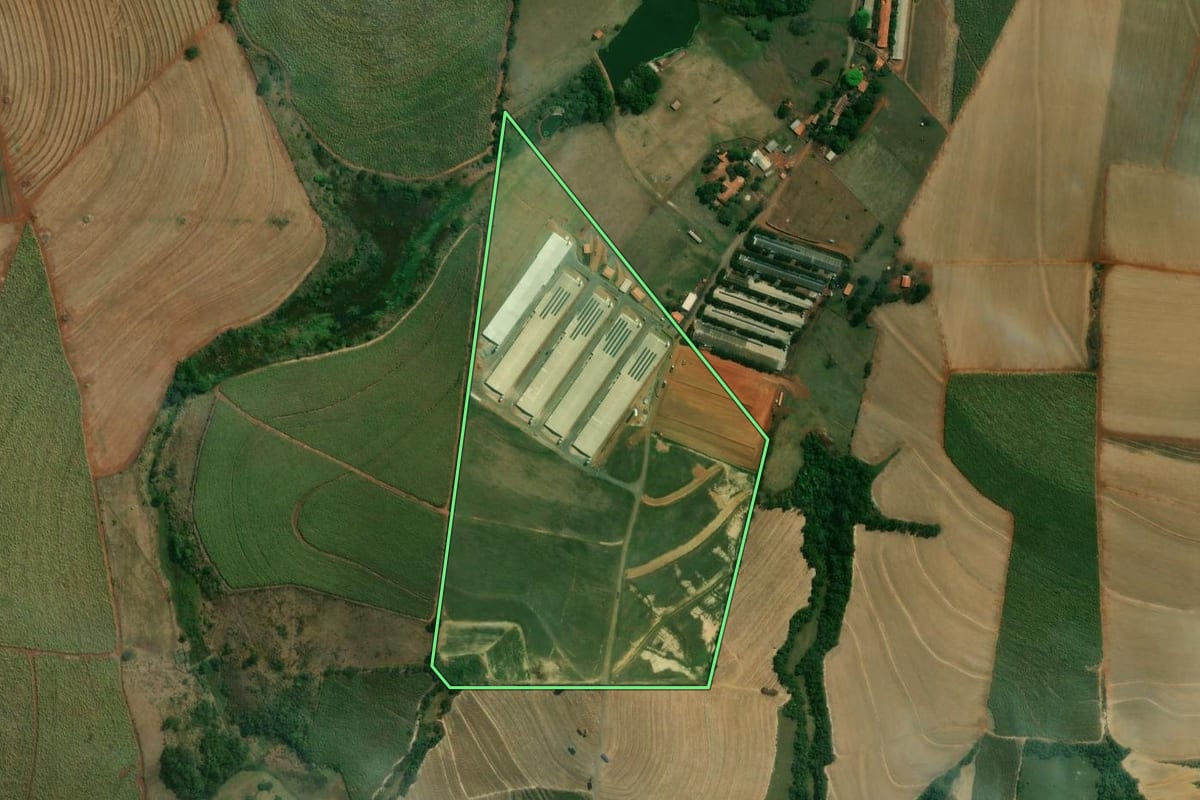 Imagem de satélite do imóvel rural em Tietê (SP), com o contorno declarado no CAR desenhado por cima.