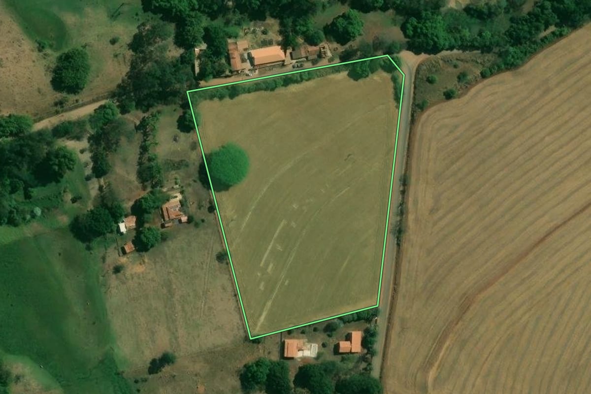 Imagem de satélite do imóvel rural em Tietê (SP), com o contorno declarado no CAR desenhado por cima.