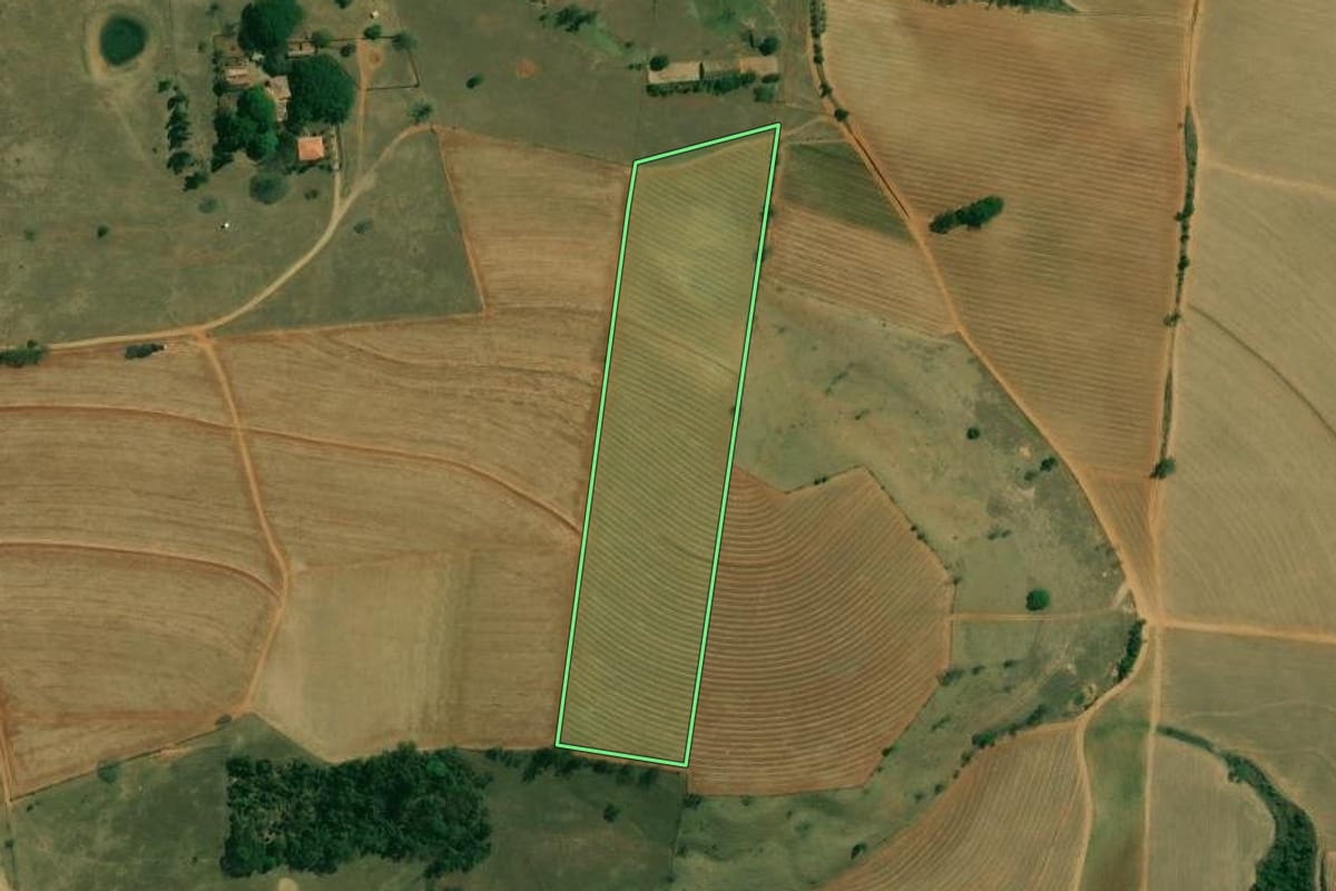 Imagem de satélite do imóvel rural em Tietê (SP), com o contorno declarado no CAR desenhado por cima.