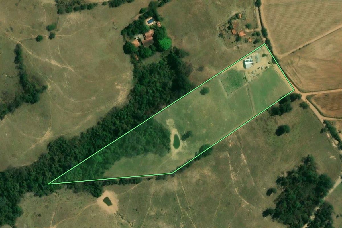 Imagem de satélite do imóvel rural em Tietê (SP), com o contorno declarado no CAR desenhado por cima.