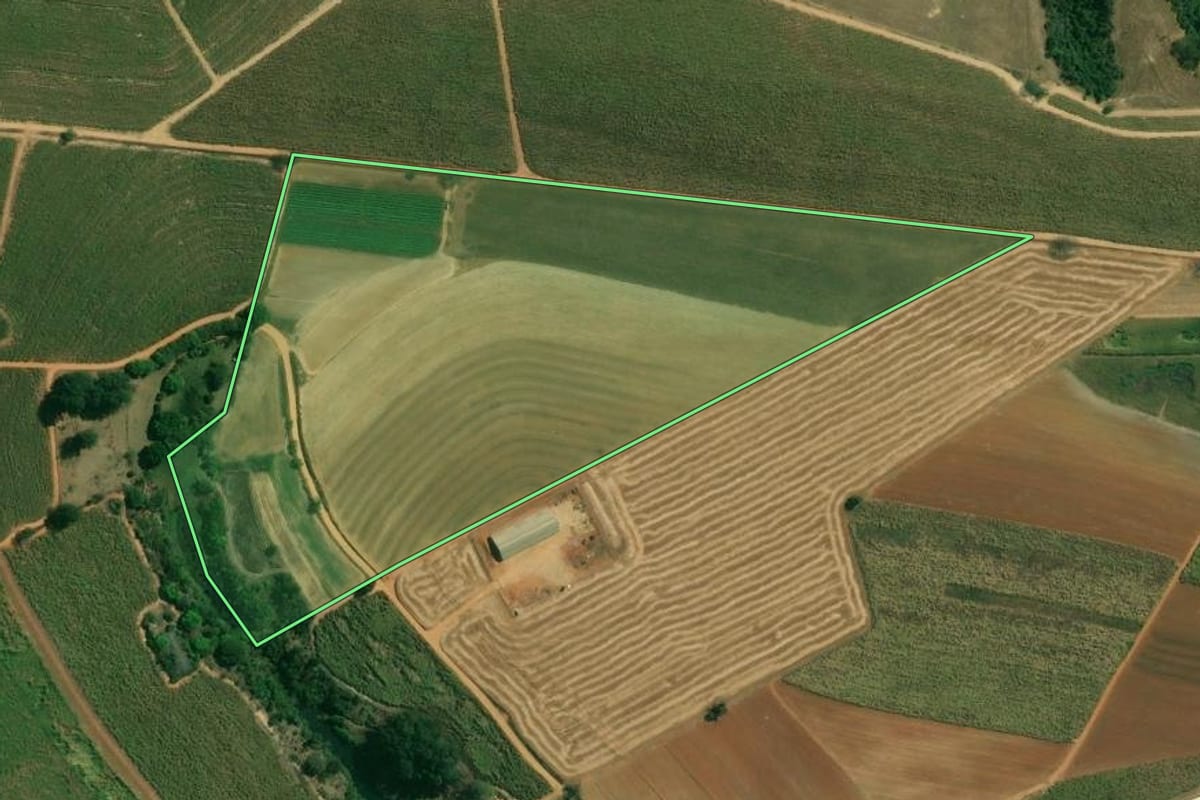 Imagem de satélite do imóvel rural em Tietê (SP), com o contorno declarado no CAR desenhado por cima.