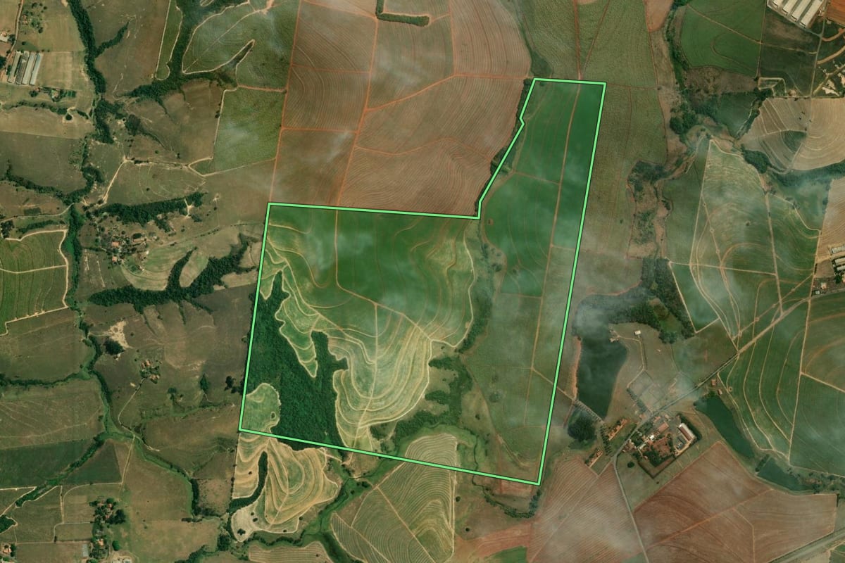 Imagem de satélite do imóvel rural em Tietê (SP), com o contorno declarado no CAR desenhado por cima.