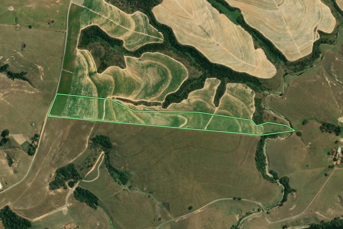 Imagem de satélite do imóvel rural em Tietê (SP), com o contorno declarado no CAR desenhado por cima.