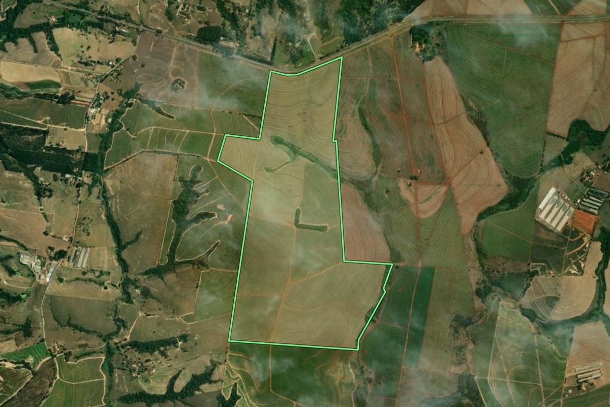 Imagem de satélite do imóvel rural em Tietê (SP), com o contorno declarado no CAR desenhado por cima.