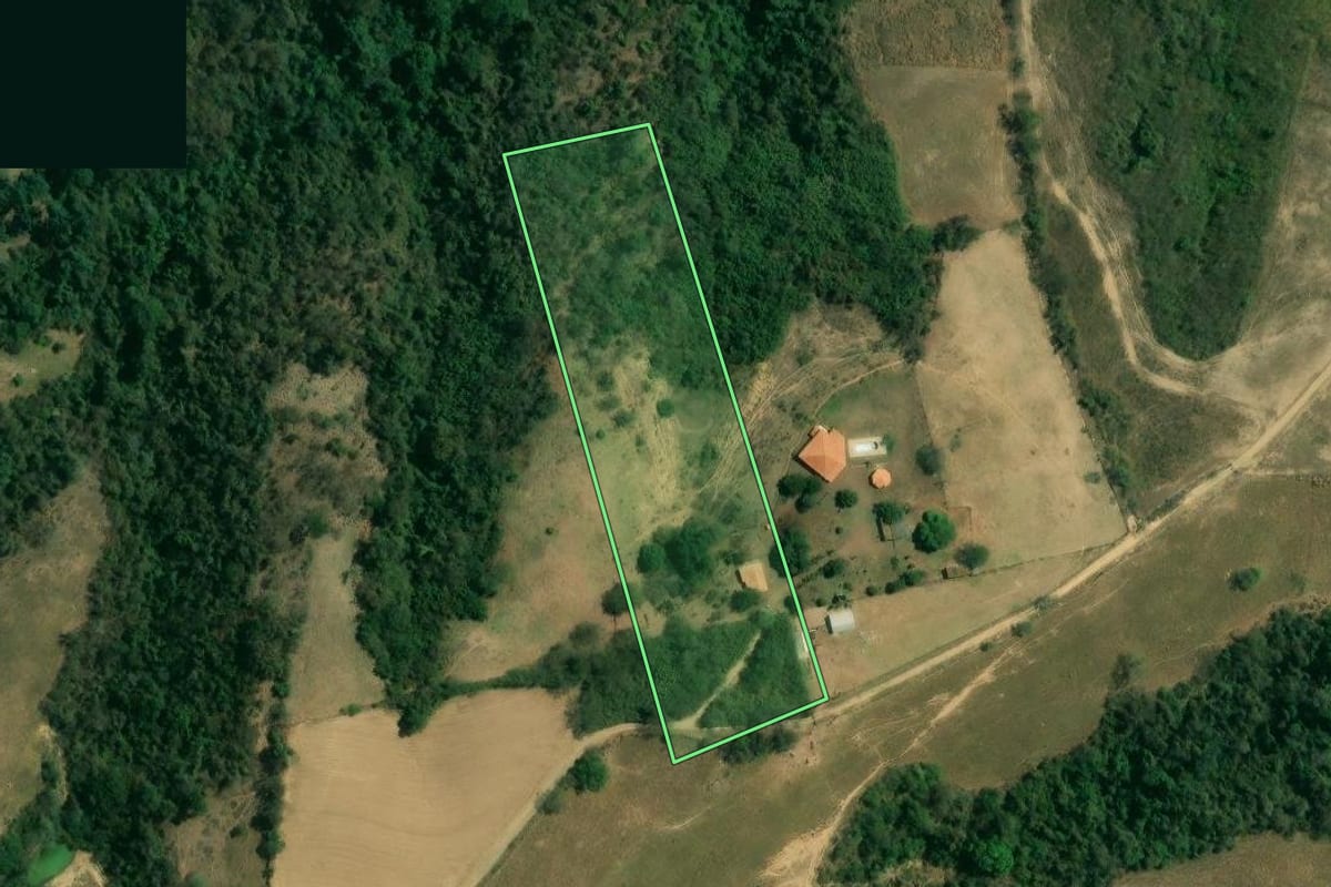 Imagem de satélite do imóvel rural em Tietê (SP), com o contorno declarado no CAR desenhado por cima.