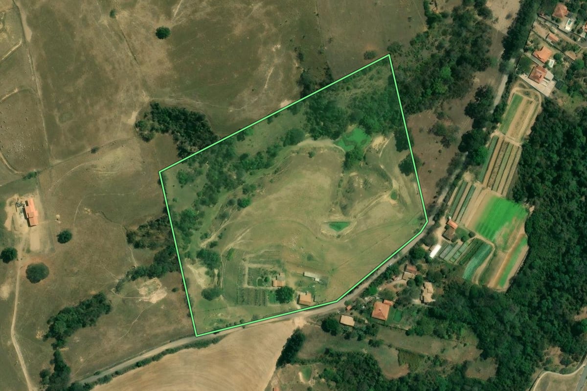 Imagem de satélite do imóvel rural em Tietê (SP), com o contorno declarado no CAR desenhado por cima.