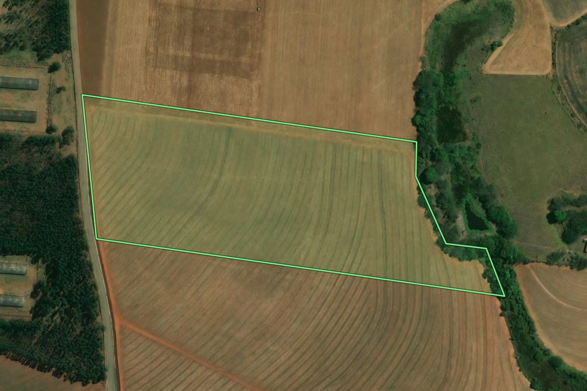 Imagem de satélite do imóvel rural em Tietê (SP), com o contorno declarado no CAR desenhado por cima.