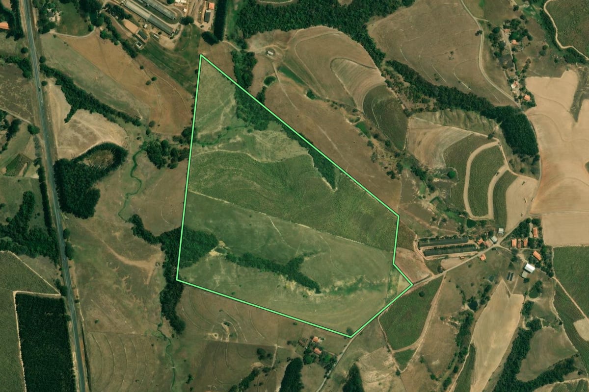 Imagem de satélite do imóvel rural em Tietê (SP), com o contorno declarado no CAR desenhado por cima.