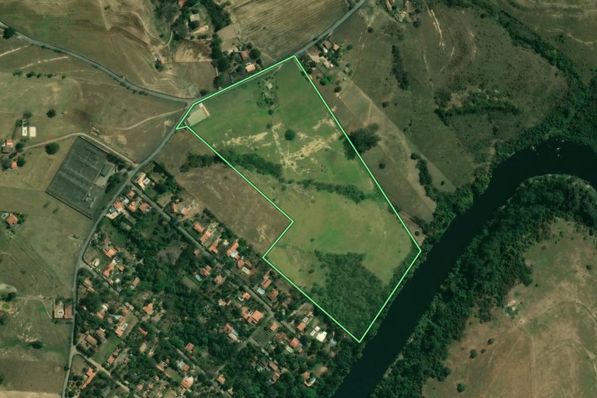 Imagem de satélite do imóvel rural em Tietê (SP), com o contorno declarado no CAR desenhado por cima.