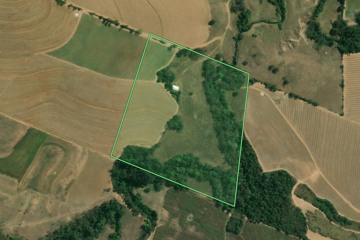 Imagem de satélite do imóvel rural em Tietê (SP), com o contorno declarado no CAR desenhado por cima.