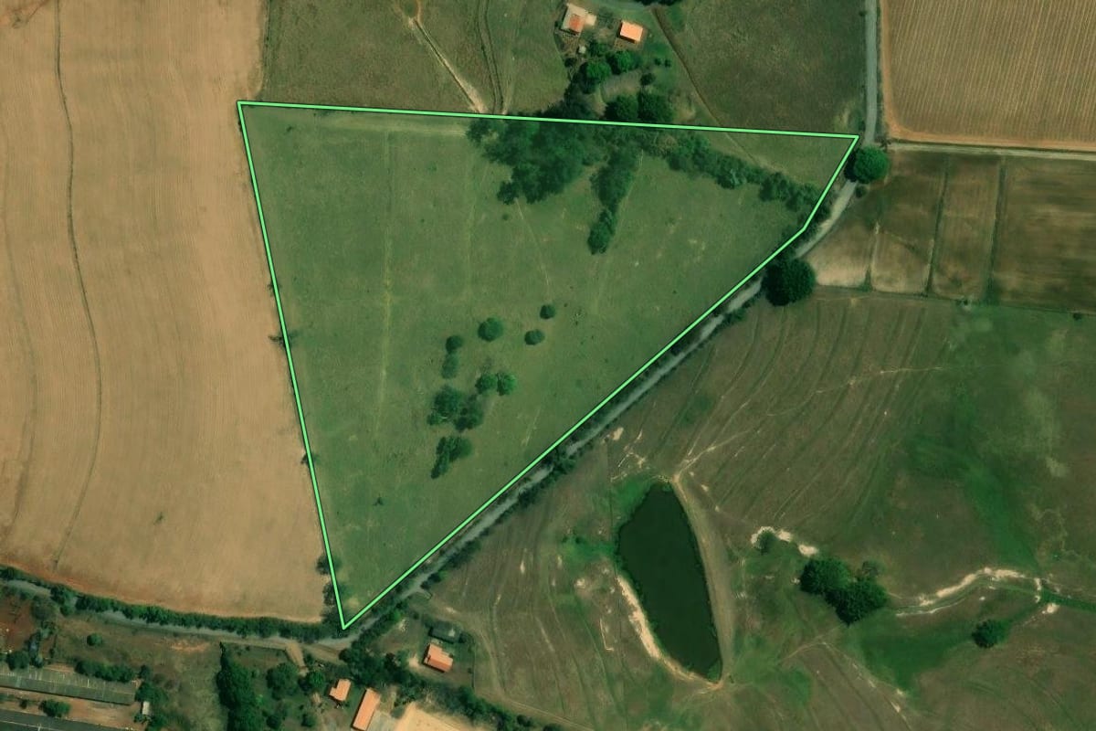 Imagem de satélite do imóvel rural em Tietê (SP), com o contorno declarado no CAR desenhado por cima.