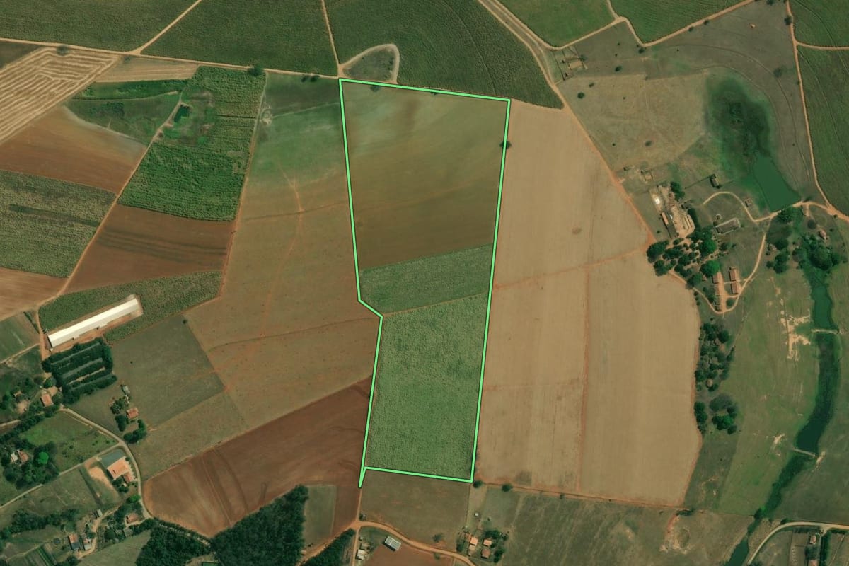 Imagem de satélite do imóvel rural em Tietê (SP), com o contorno declarado no CAR desenhado por cima.