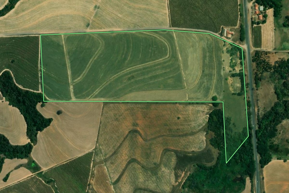 Imagem de satélite do imóvel rural em Tietê (SP), com o contorno declarado no CAR desenhado por cima.