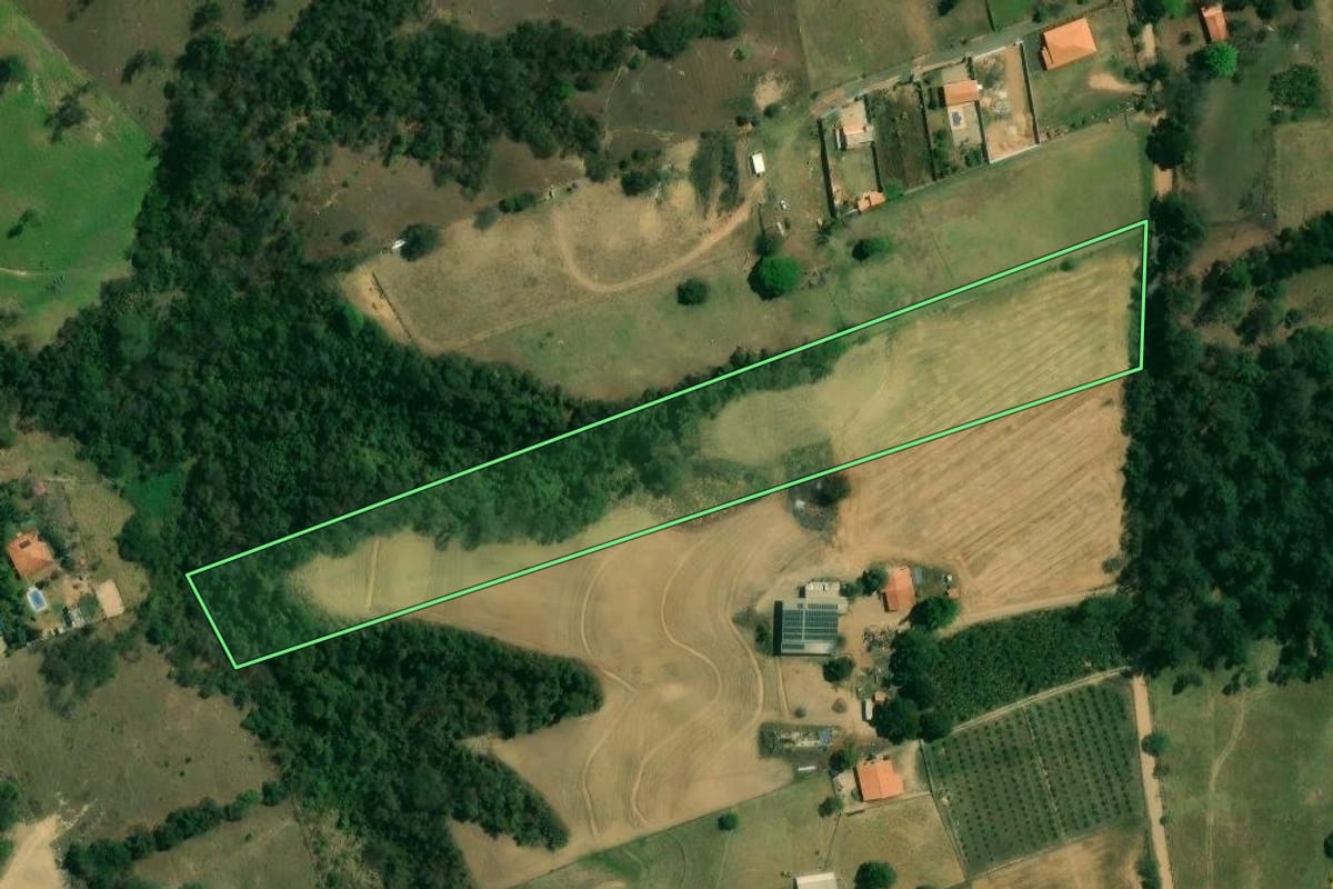 Imagem de satélite do imóvel rural em Tietê (SP), com o contorno declarado no CAR desenhado por cima.