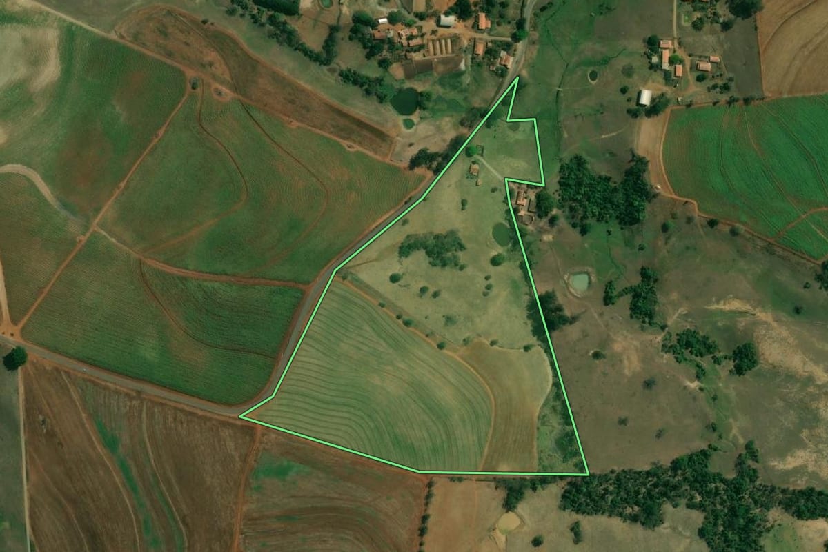 Imagem de satélite do imóvel rural em Tietê (SP), com o contorno declarado no CAR desenhado por cima.