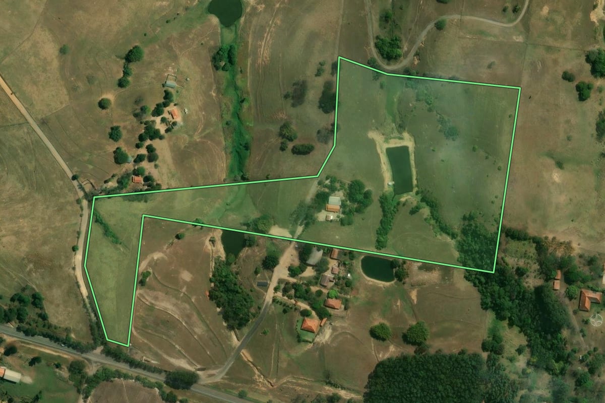 Imagem de satélite do imóvel rural em Tietê (SP), com o contorno declarado no CAR desenhado por cima.