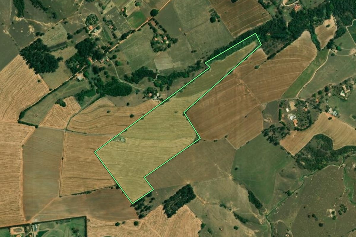 Imagem de satélite do imóvel rural em Tietê (SP), com o contorno declarado no CAR desenhado por cima.