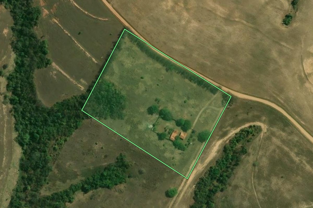 Imagem de satélite do imóvel rural em Tietê (SP), com o contorno declarado no CAR desenhado por cima.
