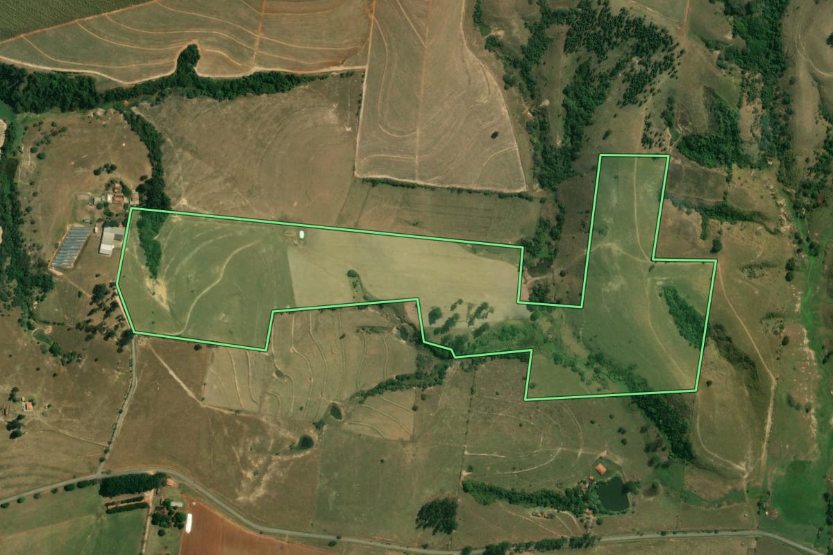 Imagem de satélite do imóvel rural em Tietê (SP), com o contorno declarado no CAR desenhado por cima.