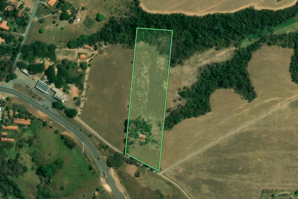 Imagem de satélite do imóvel rural em Tietê (SP), com o contorno declarado no CAR desenhado por cima.
