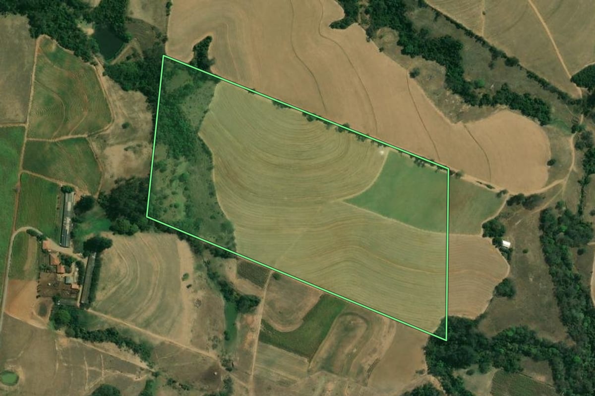 Imagem de satélite do imóvel rural em Tietê (SP), com o contorno declarado no CAR desenhado por cima.